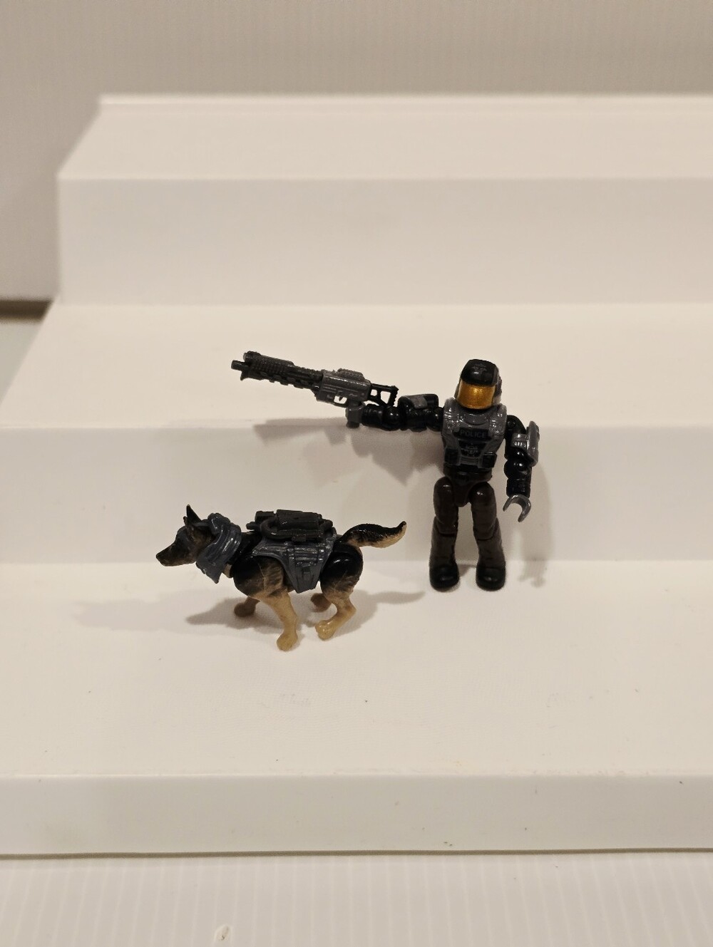 Mega Bloks Halo NMPD Officer and German Shepherd Figure Set